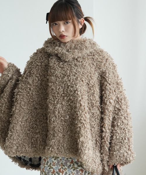 utatane(ウタタネ)の「コート プードルファーポンチョ ニコアンティーク 裏地ねこ(ポンチョ・レディース・ブラウン/キャメル/ベージュ/ミント/ブラック/ベビーピンク/オフホワイト・FREE)」の11枚目の写真