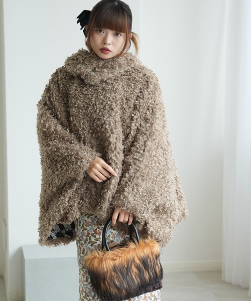 utatane(ウタタネ)の「コート プードルファーポンチョ ニコアンティーク 裏地ねこ(ポンチョ・レディース・ブラウン/キャメル/ベージュ/ミント/ブラック/ベビーピンク/オフホワイト・FREE)」の12枚目の写真