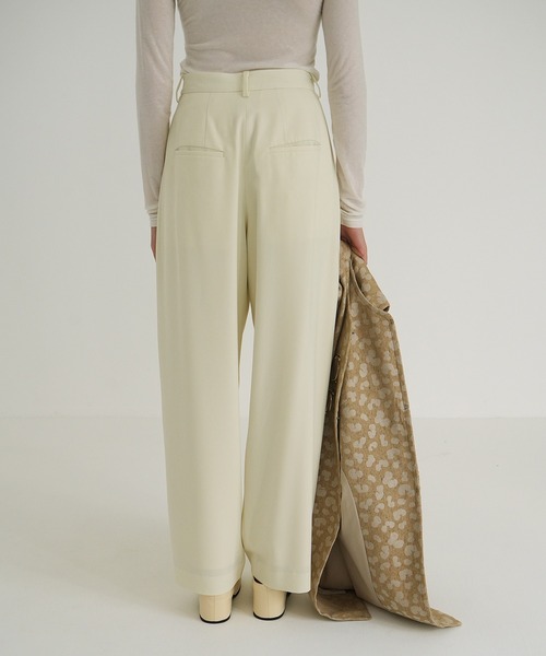 CLANE（クラネ）の「BASIC TUCK PANTS（スラックス・レディース・ブラック/アイボリー/ベージュ/レッド・0/2/1）」の15枚目の写真