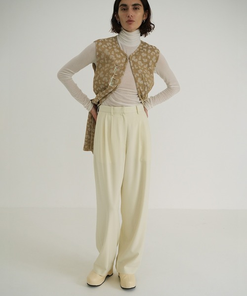 CLANE（クラネ）の「BASIC TUCK PANTS（スラックス・レディース・ブラック/アイボリー/ベージュ/レッド・0/2/1）」の16枚目の写真