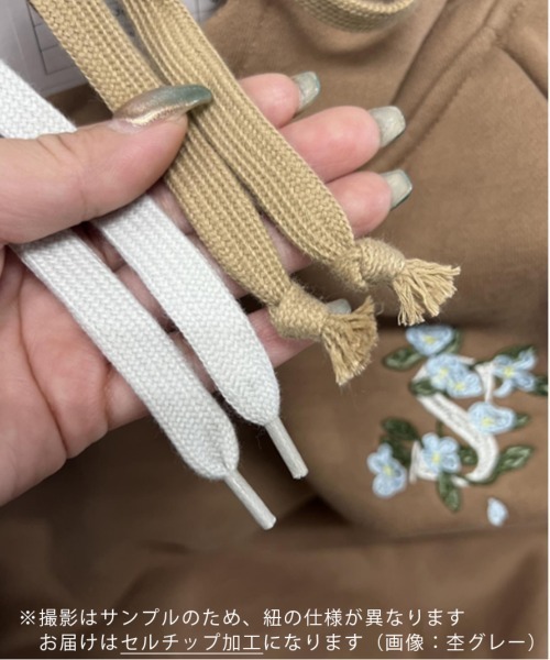 La-gemme(ラジェム)の「裏起毛 胸元フラワー刺繍パーカー(スウェット・レディース・杢グレー/ブラック/アイボリー/ブラウン・フリー)」の7枚目の写真