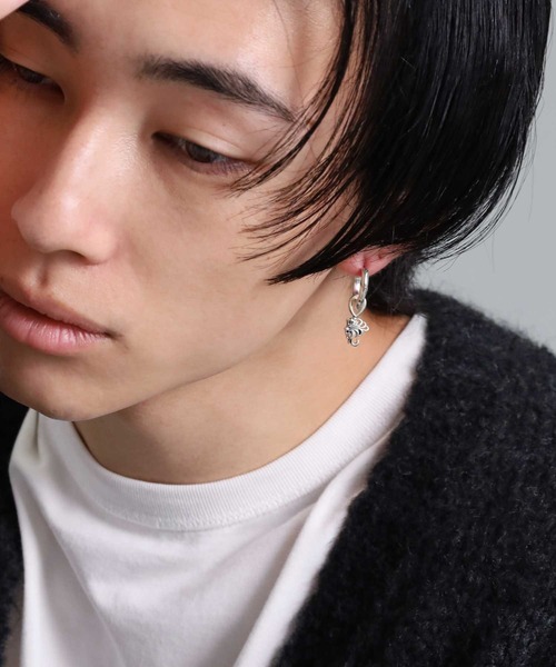 LION HEART(ライオンハート)の「“HOWL”クロッシングピアス(タテガミフープ&HOWLチャーム)/シルバー925【LION HEART / ライオンハート】(ピアス(片耳用)・メンズ・シルバー・ONE SIZE)」の10枚目の写真