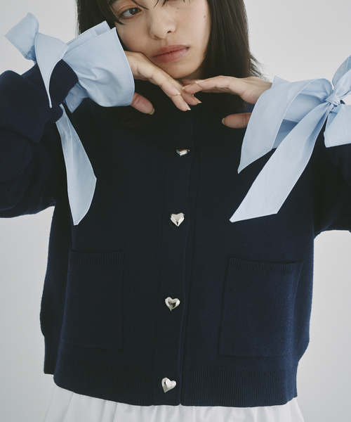 U by SPICK&SPAN(ユーバイスピックアンドスパン)の「ハートボタンカーディガン(カーディガン/ボレロ・レディース・ライトグレー/ネイビー・FREE)」の1枚目の写真