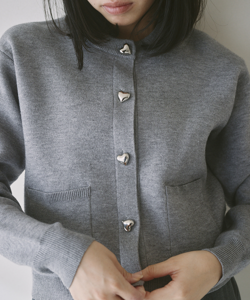 U by SPICK&SPAN(ユーバイスピックアンドスパン)の「ハートボタンカーディガン(カーディガン/ボレロ・レディース・ライトグレー/ネイビー・FREE)」の2枚目の写真