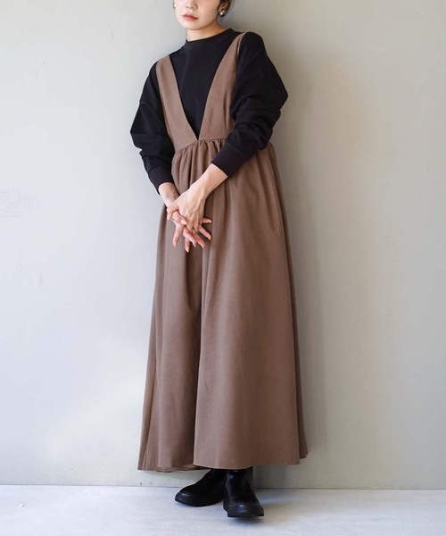 e-zakkamania stores(イーザッカマニアストアーズ)の「ピーチスキン Vネックフレアワンピース(ワンピース・レディース・ブラック/ブラウン/ベージュ・M)」の1枚目の写真