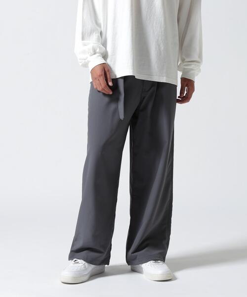 BEAVER(ビーバー)の「B omnivore/ビーオムニボー STRETCH POLYESTER BELT LOOSE PANTS ストレッチポリエステルベルトルーズパンツ(その他パンツ・メンズ・ブラック/グレー・M/L/S)」の1枚目の写真