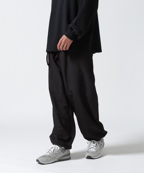 BEAVER(ビーバー)の「B omnivore/ビーオムニボー STRETCH POLYESTER BELT LOOSE PANTS ストレッチポリエステルベルトルーズパンツ(その他パンツ・メンズ・ブラック/グレー・M/L/S)」の2枚目の写真