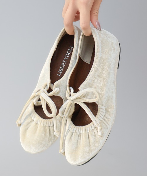 LibertyDoll（リバティードール）の「レースアップ リボンベロアバレエパンプス（バレエシューズ・レディース・シルバー/ブラック/アイボリー・S/SS/3L/LL/L/M）」の2枚目の写真