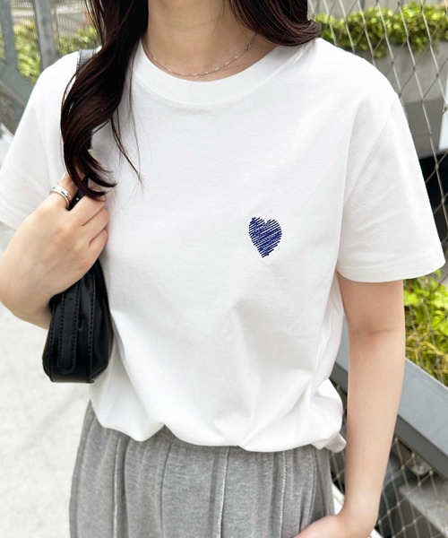 GeeRA（ジーラ）の「綿100％ハート＆宇宙ワンポイント刺繍Ｔシャツ（Tシャツ/カットソー・レディース・チャコール/ホワイト系その他/ホワイト×レッド/ホワイト×ブルー/グレー系その他・LARGE/X-LARGE/MEDIUM/SMALL）」の2枚目の写真