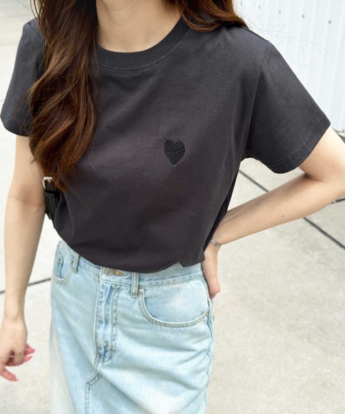 GeeRA（ジーラ）の「綿100％ハート＆宇宙ワンポイント刺繍Ｔシャツ（Tシャツ/カットソー・レディース・チャコール/ホワイト系その他/ホワイト×レッド/ホワイト×ブルー/グレー系その他・LARGE/X-LARGE/MEDIUM/SMALL）」の4枚目の写真