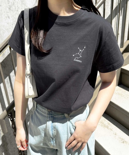 GeeRA（ジーラ）の「綿100％ハート＆宇宙ワンポイント刺繍Ｔシャツ（Tシャツ/カットソー・レディース・チャコール/ホワイト系その他/ホワイト×レッド/ホワイト×ブルー/グレー系その他・LARGE/X-LARGE/MEDIUM/SMALL）」の5枚目の写真