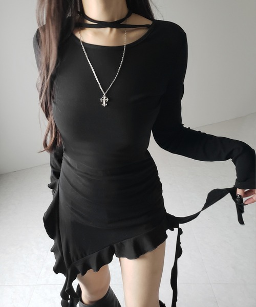 me+em select(ミームセレクト)の「※※【 3color 】クロスチョーカーアシンメトリーラッフルフリルトップス / cross choker asymmetry ruffle frill tops(Tシャツ/カットソー・レディース・チャコール/グレー/ブラック・FREE)」の2枚目の写真