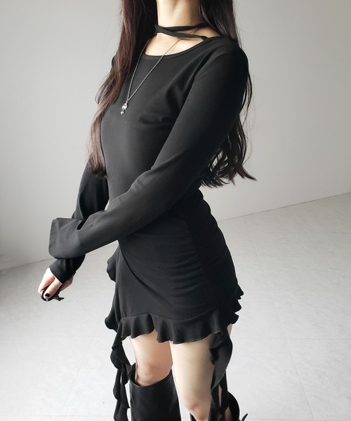 me+em select(ミームセレクト)の「※※【 3color 】クロスチョーカーアシンメトリーラッフルフリルトップス / cross choker asymmetry ruffle frill tops(Tシャツ/カットソー・レディース・チャコール/グレー/ブラック・FREE)」の5枚目の写真