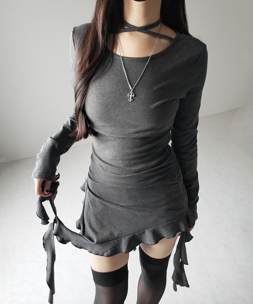 me+em select(ミームセレクト)の「※※【 3color 】クロスチョーカーアシンメトリーラッフルフリルトップス / cross choker asymmetry ruffle frill tops(Tシャツ/カットソー・レディース・チャコール/グレー/ブラック・FREE)」の16枚目の写真
