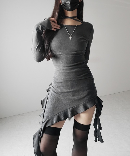 me+em select(ミームセレクト)の「※※【 3color 】クロスチョーカーアシンメトリーラッフルフリルトップス / cross choker asymmetry ruffle frill tops(Tシャツ/カットソー・レディース・チャコール/グレー/ブラック・FREE)」の20枚目の写真
