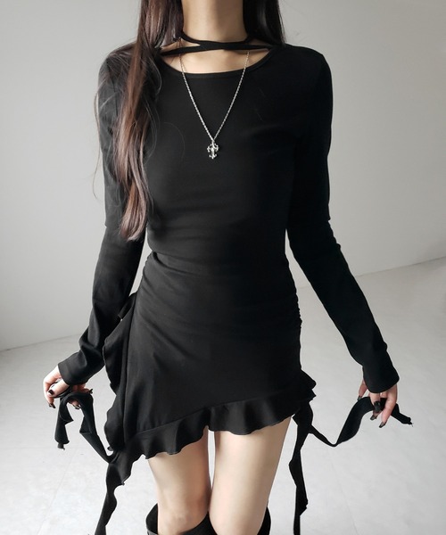 me+em select(ミームセレクト)の「※※【 3color 】クロスチョーカーアシンメトリーラッフルフリルトップス / cross choker asymmetry ruffle frill tops(Tシャツ/カットソー・レディース・チャコール/グレー/ブラック・FREE)」の4枚目の写真