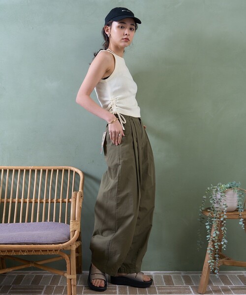 FREAK'S STORE（フリークスストア）の「OOFOS/ウーフォス OOmega Ooahh Luxe/ウーメガ ウーアー ルクス（スライドサンダル）（サンダル・レディース・ベージュ/ブラック・8/7/6）」の13枚目の写真