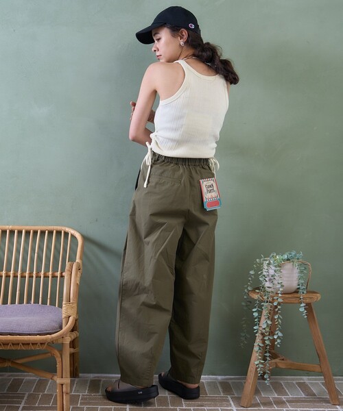 FREAK'S STORE（フリークスストア）の「OOFOS/ウーフォス OOmega Ooahh Luxe/ウーメガ ウーアー ルクス（スライドサンダル）（サンダル・レディース・ベージュ/ブラック・8/7/6）」の12枚目の写真