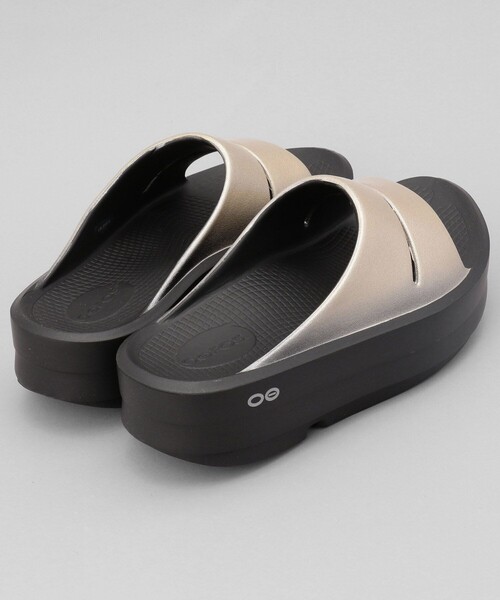FREAK'S STORE（フリークスストア）の「OOFOS/ウーフォス OOmega Ooahh Luxe/ウーメガ ウーアー ルクス（スライドサンダル）（サンダル・レディース・ベージュ/ブラック・8/7/6）」の7枚目の写真