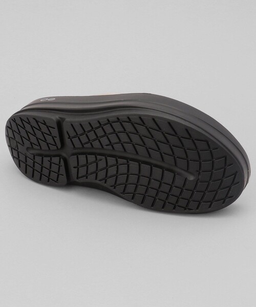 FREAK'S STORE（フリークスストア）の「OOFOS/ウーフォス OOmega Ooahh Luxe/ウーメガ ウーアー ルクス（スライドサンダル）（サンダル・レディース・ベージュ/ブラック・8/7/6）」の4枚目の写真