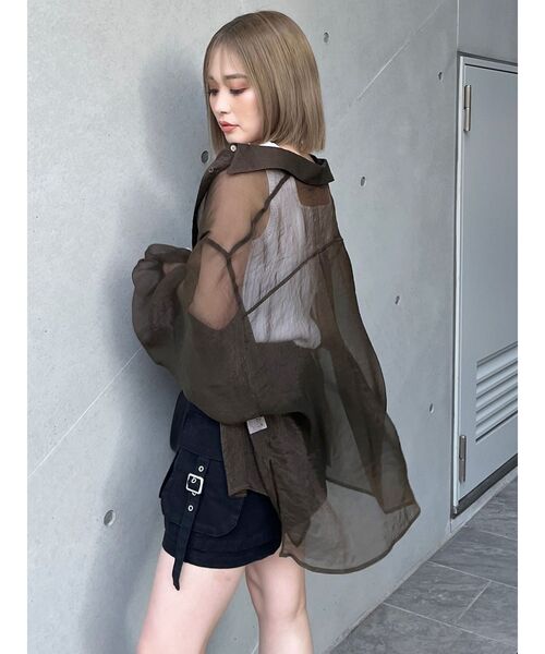 MURUA（ムルーア）の「ボリュームスリーブシャイニーシアーシャツ（シャツ/ブラウス・レディース・ホワイト/ブラウン/ピンク/その他1/ブラック/グレー・FREE）」の9枚目の写真