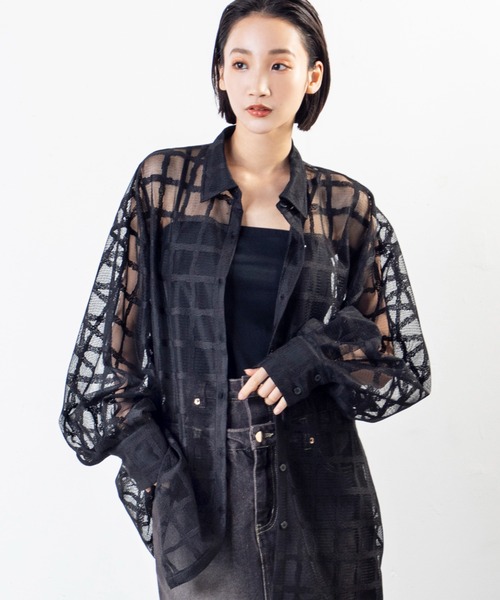 MILLION CARATS（ミリオンカラッツ）の「立体スリーブ×格子シアーで魅せる、大人のための軽やかシアーシャツ（シャツ/ブラウス・レディース・オフホワイト/ブラック・FREE）」の2枚目の写真