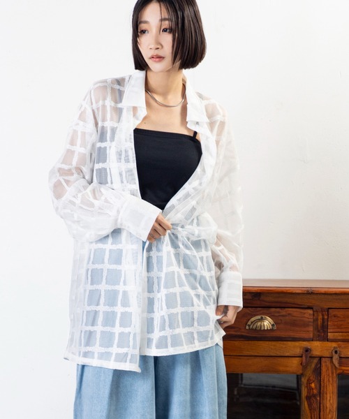 MILLION CARATS（ミリオンカラッツ）の「立体スリーブ×格子シアーで魅せる、大人のための軽やかシアーシャツ（シャツ/ブラウス・レディース・オフホワイト/ブラック・FREE）」の3枚目の写真