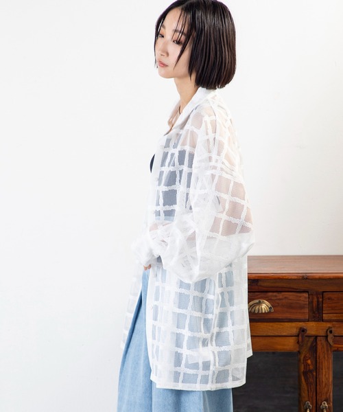 MILLION CARATS（ミリオンカラッツ）の「立体スリーブ×格子シアーで魅せる、大人のための軽やかシアーシャツ（シャツ/ブラウス・レディース・オフホワイト/ブラック・FREE）」の4枚目の写真