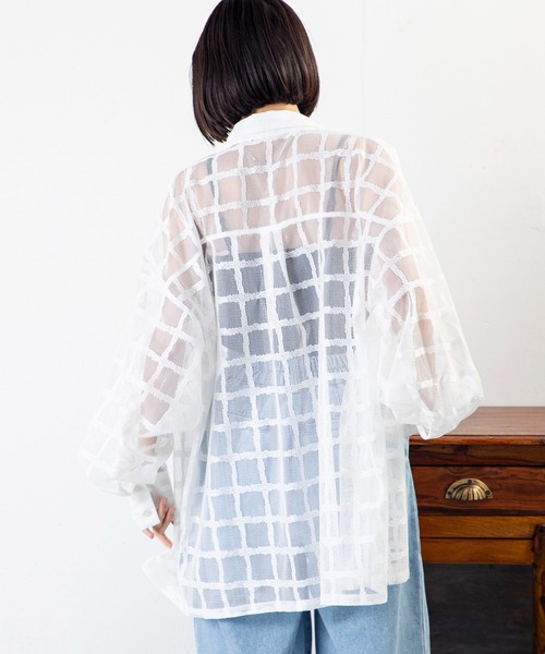 MILLION CARATS（ミリオンカラッツ）の「立体スリーブ×格子シアーで魅せる、大人のための軽やかシアーシャツ（シャツ/ブラウス・レディース・オフホワイト/ブラック・FREE）」の5枚目の写真