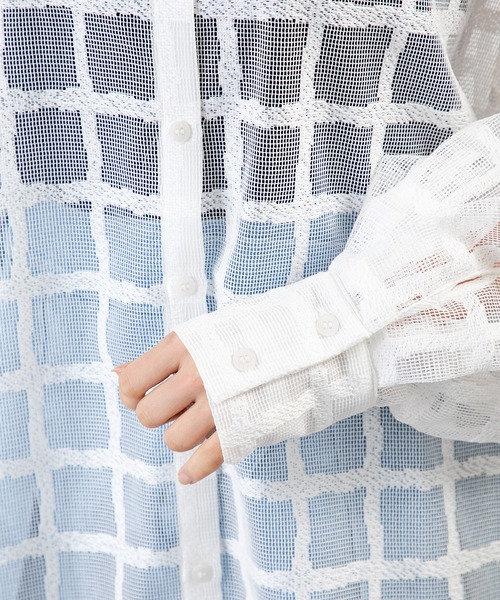 MILLION CARATS（ミリオンカラッツ）の「立体スリーブ×格子シアーで魅せる、大人のための軽やかシアーシャツ（シャツ/ブラウス・レディース・オフホワイト/ブラック・FREE）」の10枚目の写真
