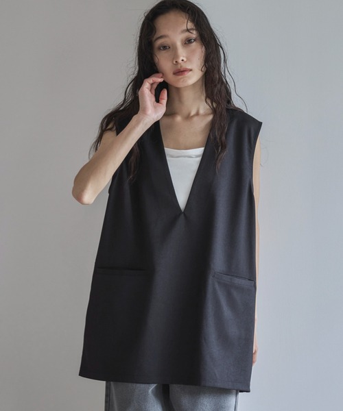 feepur（フェピュール）の「【セットアップ可】Vネックノースリーブプルオーバー（その他トップス・レディース・ブラック/グレイッシュベージュ/チャコールグレー/ブラウン・MEDIUM）」の2枚目の写真