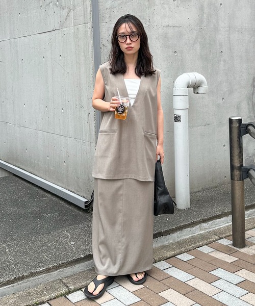 feepur（フェピュール）の「【セットアップ可】Vネックノースリーブプルオーバー（その他トップス・レディース・ブラック/グレイッシュベージュ/チャコールグレー/ブラウン・MEDIUM）」の21枚目の写真