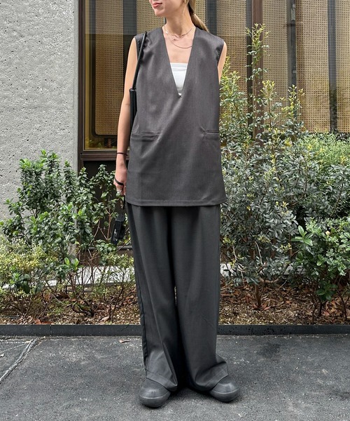 feepur（フェピュール）の「【セットアップ可】Vネックノースリーブプルオーバー（その他トップス・レディース・ブラック/グレイッシュベージュ/チャコールグレー/ブラウン・MEDIUM）」の13枚目の写真