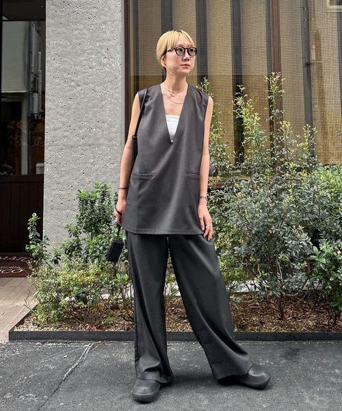 feepur（フェピュール）の「【セットアップ可】Vネックノースリーブプルオーバー（その他トップス・レディース・ブラック/グレイッシュベージュ/チャコールグレー/ブラウン・MEDIUM）」の15枚目の写真