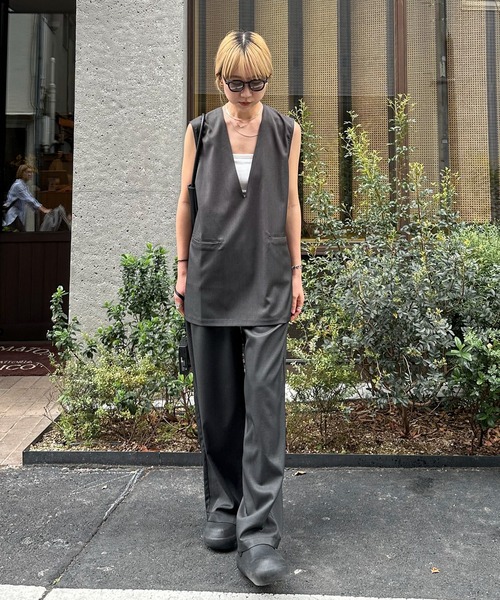 feepur（フェピュール）の「【セットアップ可】Vネックノースリーブプルオーバー（その他トップス・レディース・ブラック/グレイッシュベージュ/チャコールグレー/ブラウン・MEDIUM）」の16枚目の写真