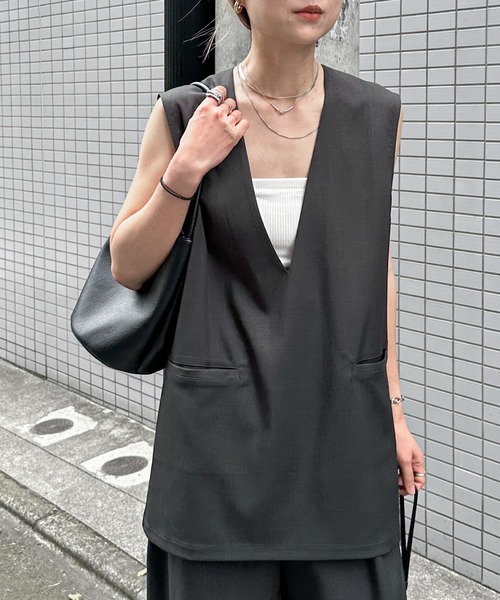 feepur（フェピュール）の「【セットアップ可】Vネックノースリーブプルオーバー（その他トップス・レディース・ブラック/グレイッシュベージュ/チャコールグレー/ブラウン・MEDIUM）」の18枚目の写真