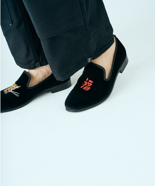 THRIFTY LOOK(スリフティールック)の「THRIFTY LOOK / スリフティールック "福"OPERA PUMPS(スリッポン・メンズ・ブラック/ブラック系1・10/9)」の2枚目の写真