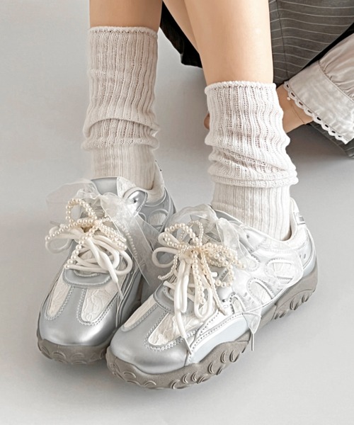 Shoes in Closet（シューズインクローゼット）の「軽量 2WAY パール付 チュールリボン ダブル レースアップ スニーカー 531（スニーカー・レディース・ホワイト/シルバー・S/M/L/LL）」の2枚目の写真