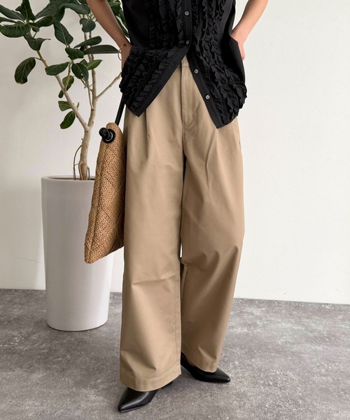 fredy emue（フレディエミュ）の「ツータックワイドストレートチノパンツ（チノパンツ・レディース・ベージュ/ブラック・マルチサイズ）」の2枚目の写真