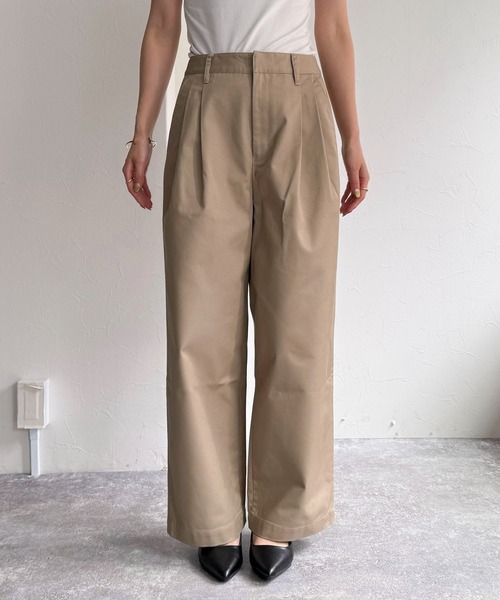 fredy emue（フレディエミュ）の「ツータックワイドストレートチノパンツ（チノパンツ・レディース・ベージュ/ブラック・マルチサイズ）」の14枚目の写真