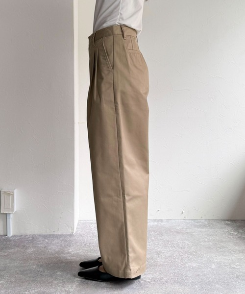 fredy emue（フレディエミュ）の「ツータックワイドストレートチノパンツ（チノパンツ・レディース・ベージュ/ブラック・マルチサイズ）」の15枚目の写真