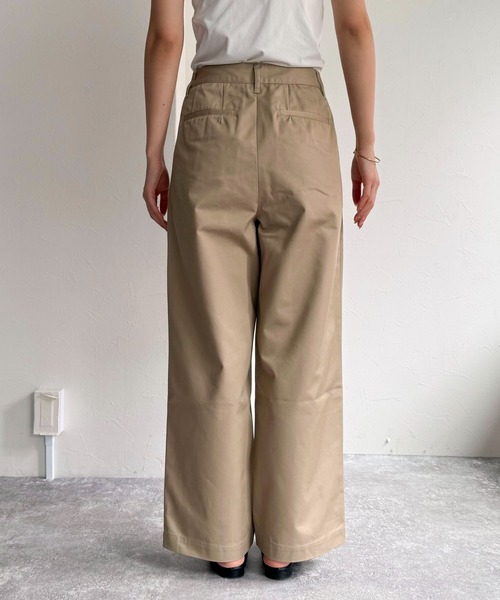 fredy emue（フレディエミュ）の「ツータックワイドストレートチノパンツ（チノパンツ・レディース・ベージュ/ブラック・マルチサイズ）」の17枚目の写真