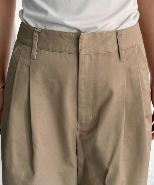 fredy emue（フレディエミュ）の「ツータックワイドストレートチノパンツ（チノパンツ・レディース・ベージュ/ブラック・マルチサイズ）」の18枚目の写真