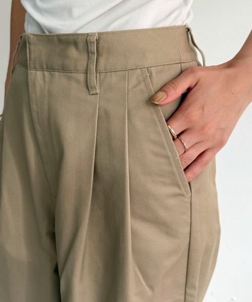 fredy emue（フレディエミュ）の「ツータックワイドストレートチノパンツ（チノパンツ・レディース・ベージュ/ブラック・マルチサイズ）」の20枚目の写真