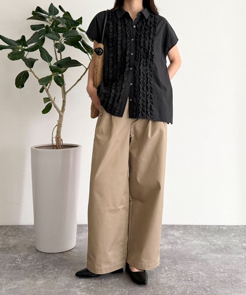 fredy emue（フレディエミュ）の「ツータックワイドストレートチノパンツ（チノパンツ・レディース・ベージュ/ブラック・マルチサイズ）」の3枚目の写真