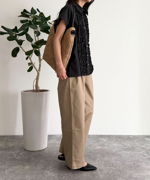 fredy emue（フレディエミュ）の「ツータックワイドストレートチノパンツ（チノパンツ・レディース・ベージュ/ブラック・マルチサイズ）」の5枚目の写真