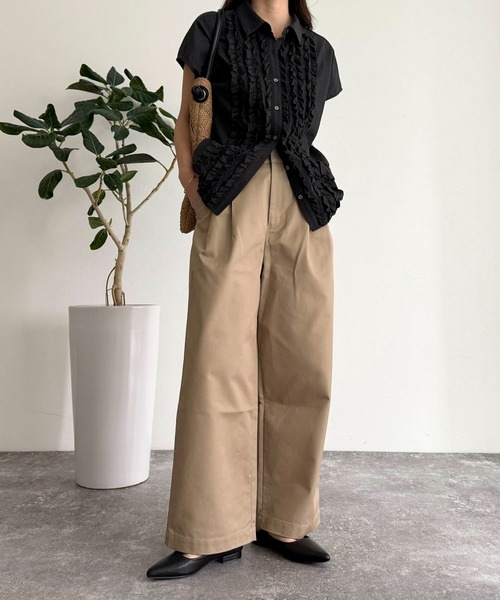 fredy emue（フレディエミュ）の「ツータックワイドストレートチノパンツ（チノパンツ・レディース・ベージュ/ブラック・マルチサイズ）」の8枚目の写真