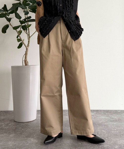 fredy emue（フレディエミュ）の「ツータックワイドストレートチノパンツ（チノパンツ・レディース・ベージュ/ブラック・マルチサイズ）」の9枚目の写真