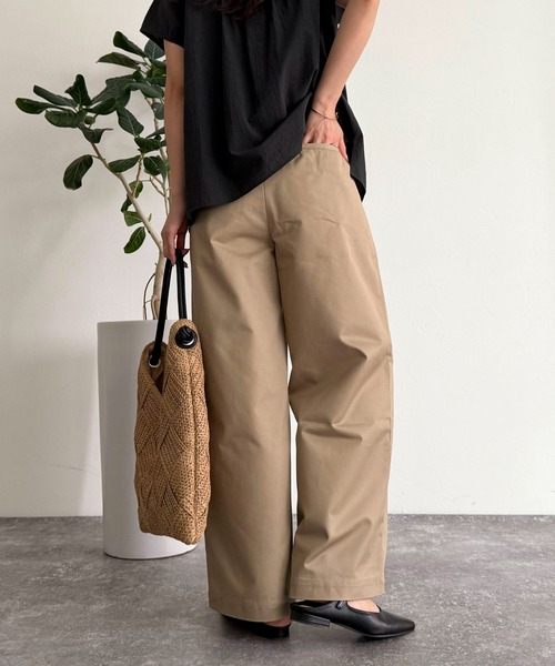 fredy emue（フレディエミュ）の「ツータックワイドストレートチノパンツ（チノパンツ・レディース・ベージュ/ブラック・マルチサイズ）」の11枚目の写真