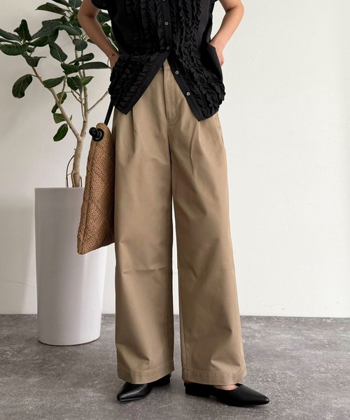 fredy emue（フレディエミュ）の「ツータックワイドストレートチノパンツ（チノパンツ・レディース・ベージュ/ブラック・マルチサイズ）」の12枚目の写真